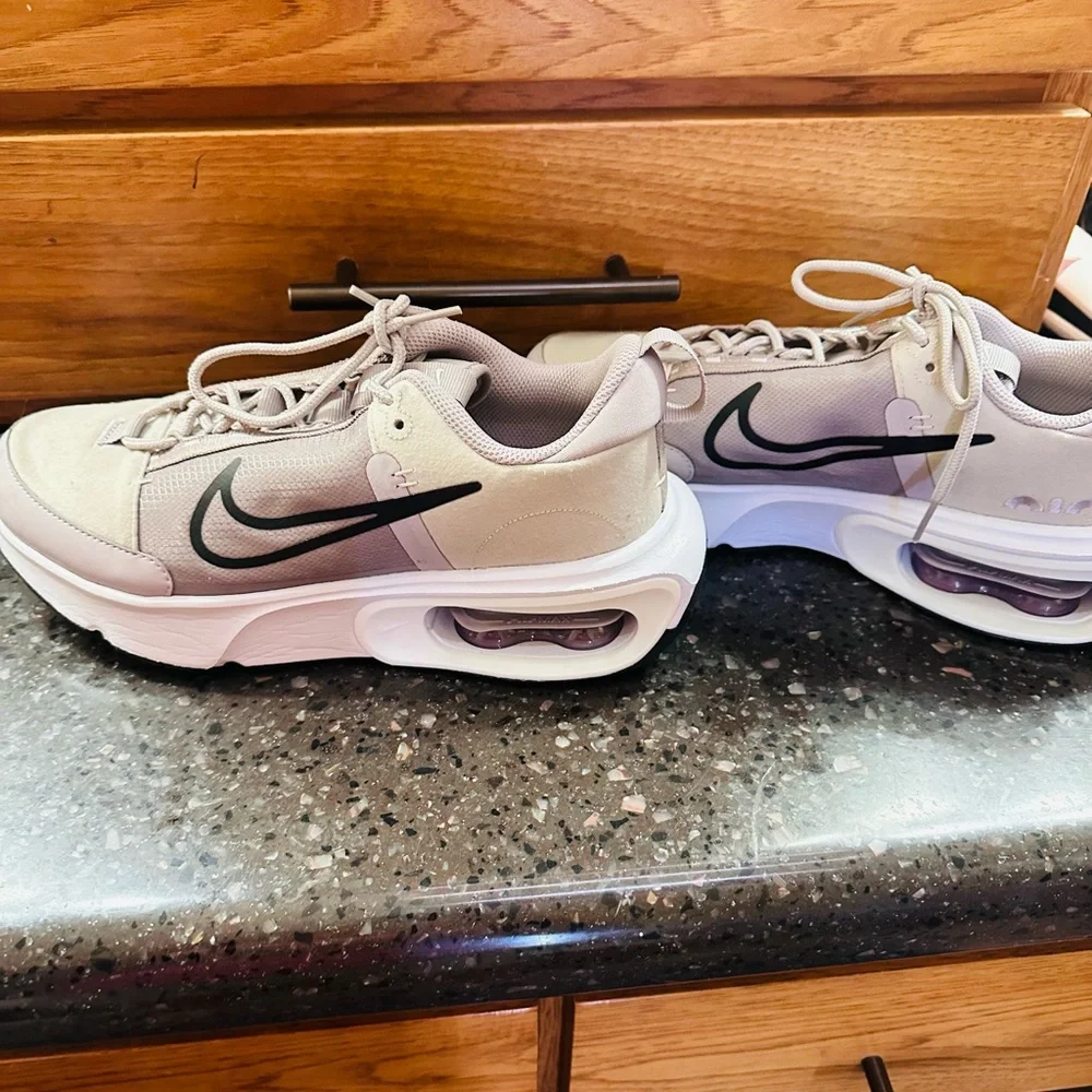 Nike Women's Air Max INTRLK Lite 10